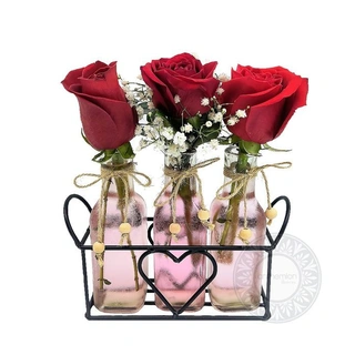 Εικόνα προσφοράς Αποστολή Λουλουδιών – Σύνθεση με 3 Κόκκινα Τριαντάφυλλα σε Μεταλλική Βάση
